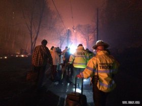 美国东南部旅游区野火肆虐7人丧生 上万居民撤离