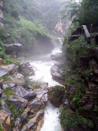 八泉峡风景图