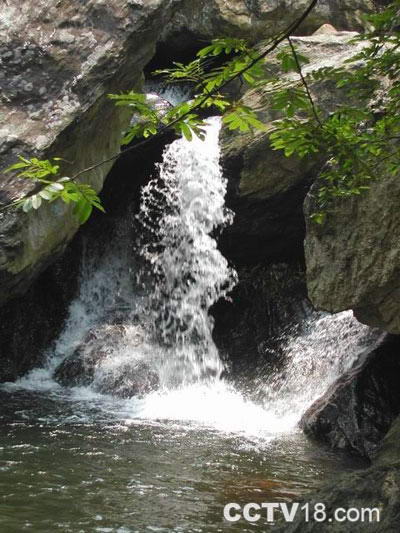 甘肃天水石门山风景图