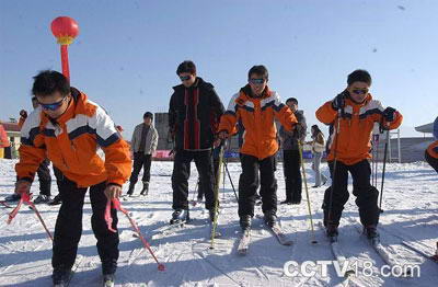 雪莲山高尔夫灯光滑雪场风景图