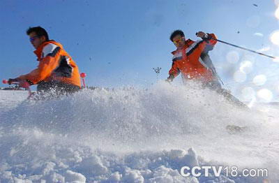 雪莲山高尔夫灯光滑雪场风景图